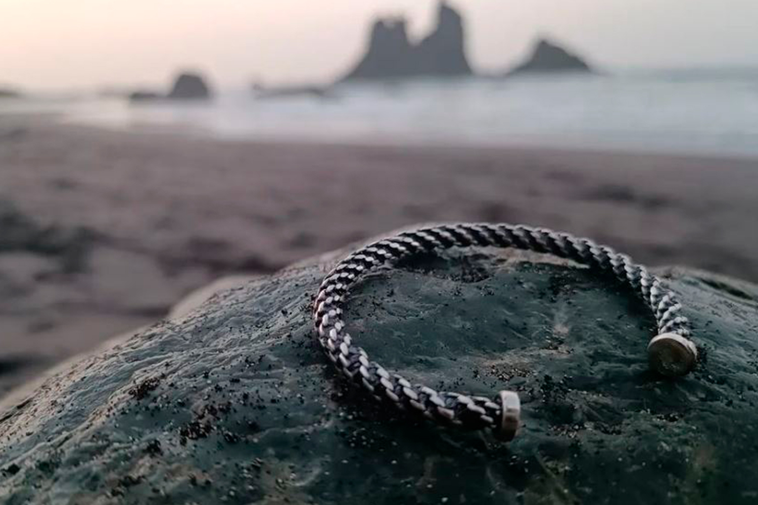 pulsera en el mar